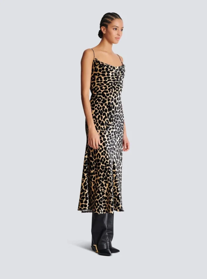 Fließendes Samtkleid mit Leopardenmuster Fließendes Samtkleid mit Leopardenmuster