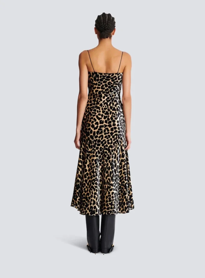 Fließendes Samtkleid mit Leopardenmuster Fließendes Samtkleid mit Leopardenmuster