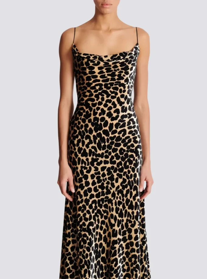 Fließendes Samtkleid mit Leopardenmuster Fließendes Samtkleid mit Leopardenmuster