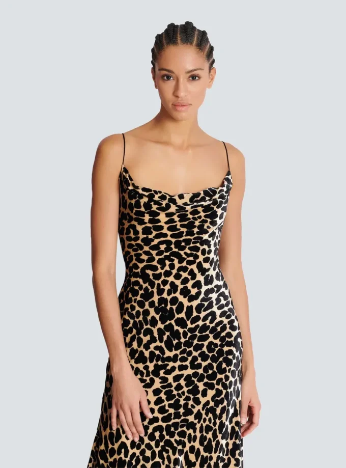 Fließendes Samtkleid mit Leopardenmuster Fließendes Samtkleid mit Leopardenmuster