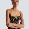 Fließendes Samtkleid mit Leopardenmuster Fließendes Samtkleid mit Leopardenmuster