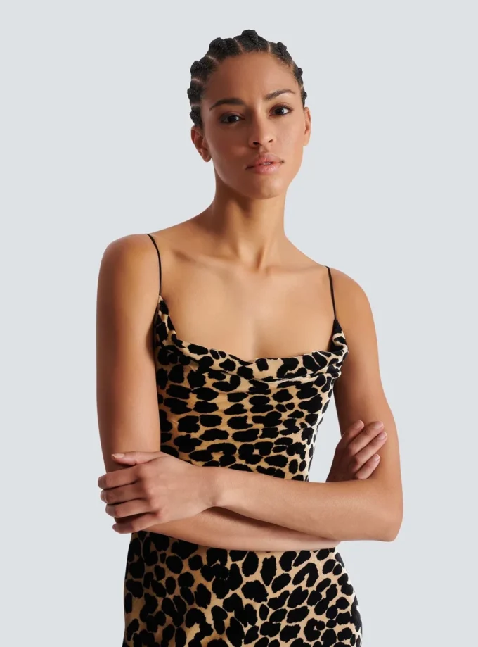 Fließendes Samtkleid mit Leopardenmuster Fließendes Samtkleid mit Leopardenmuster