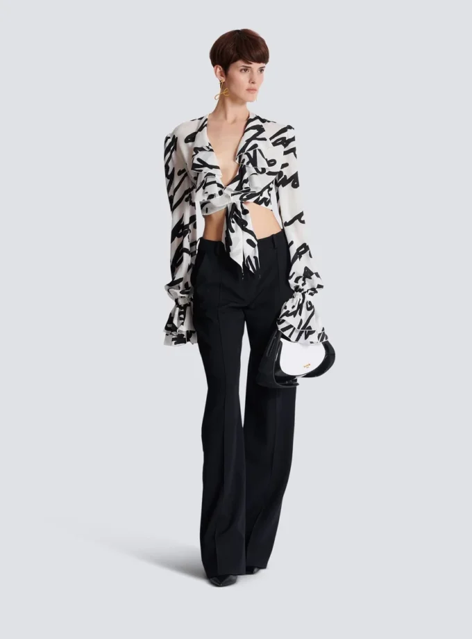 Geknotetes Crop-Shirt mit Rüschen und Liebesbrief-Print