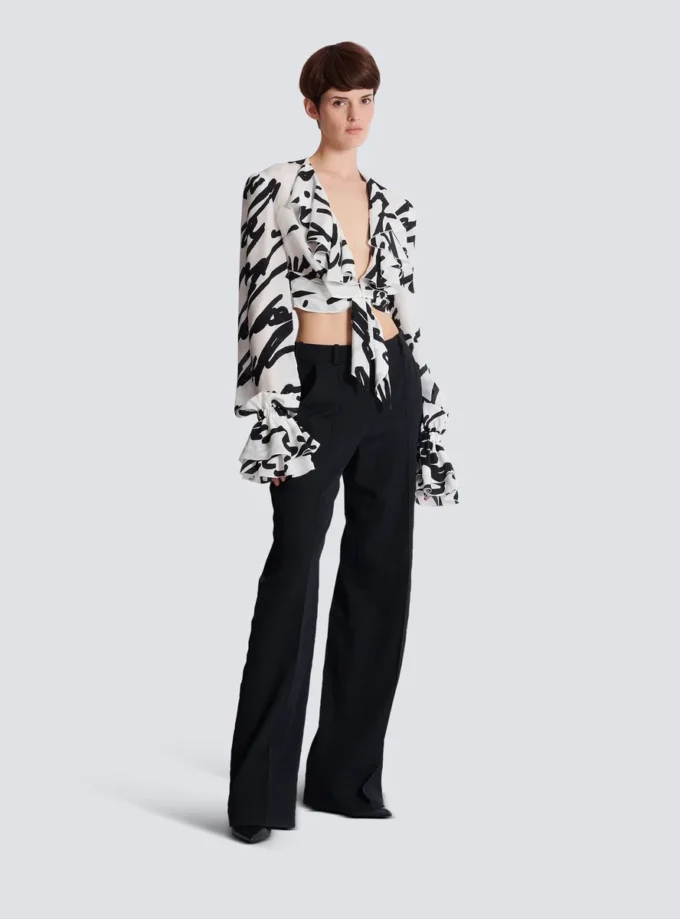 Geknotetes Crop-Shirt mit Rüschen und Liebesbrief-Print