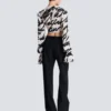 Geknotetes Crop-Shirt mit Rüschen und Liebesbrief-Print