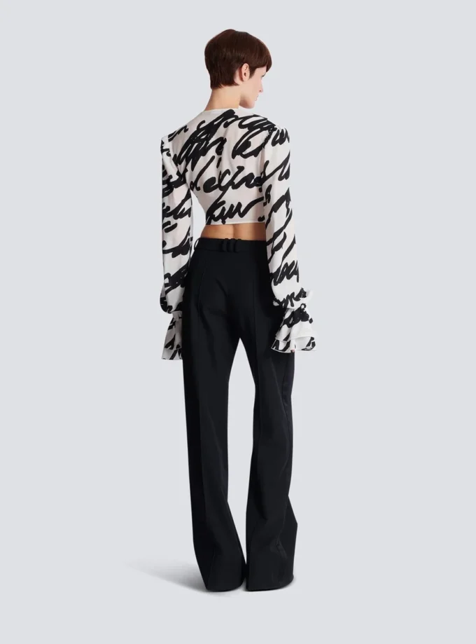 Geknotetes Crop-Shirt mit Rüschen und Liebesbrief-Print