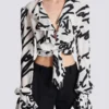 Geknotetes Crop-Shirt mit Rüschen und Liebesbrief-Print