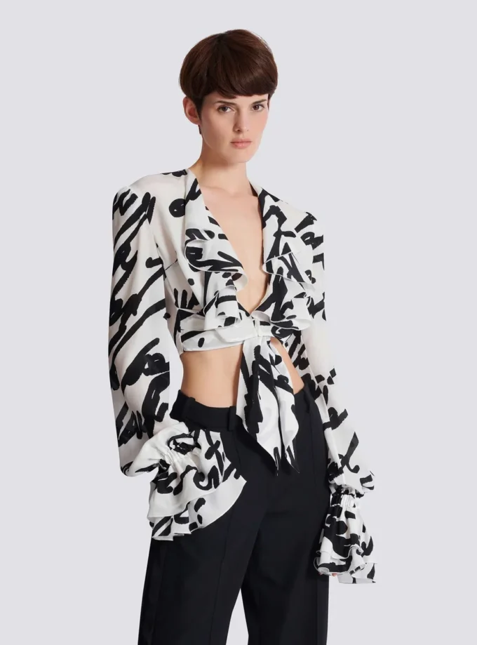 Geknotetes Crop-Shirt mit Rüschen und Liebesbrief-Print
