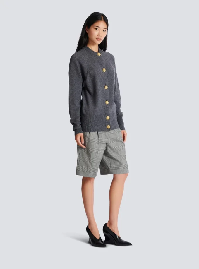Geknöpfte Strickjacke aus Öko-Kaschmir Geknöpfte Strickjacke aus Öko-Kaschmir