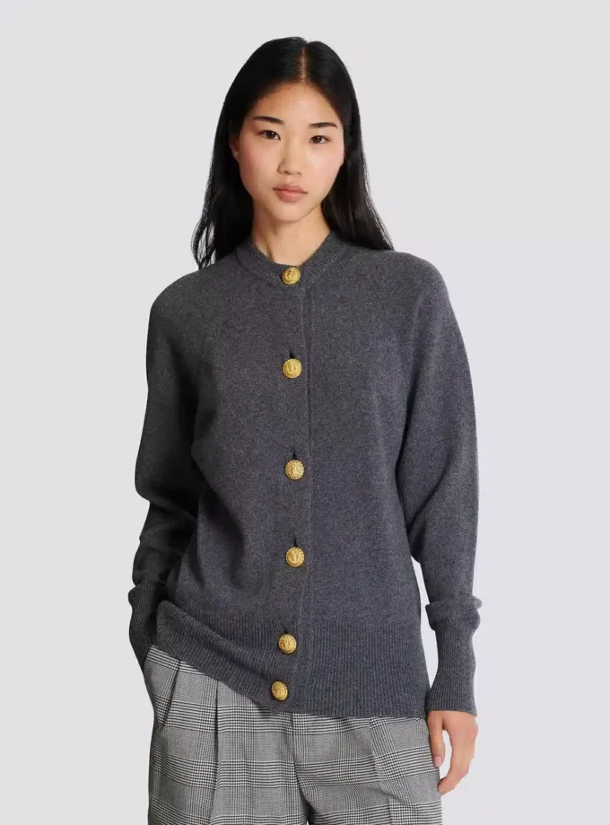 Geknöpfte Strickjacke aus Öko-Kaschmir Geknöpfte Strickjacke aus Öko-Kaschmir