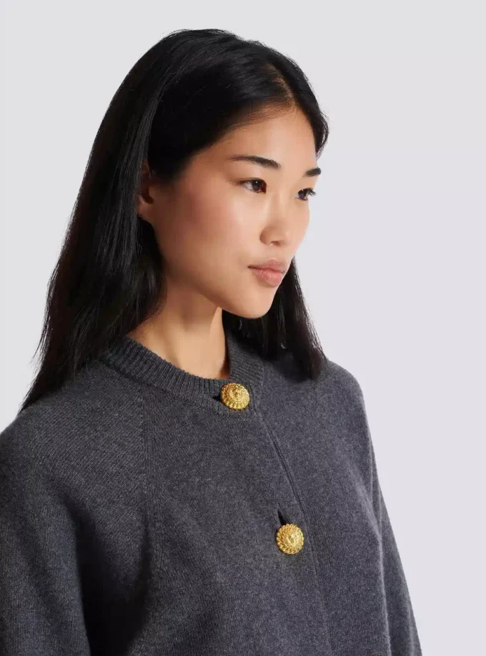 Geknöpfte Strickjacke aus Öko-Kaschmir Geknöpfte Strickjacke aus Öko-Kaschmir