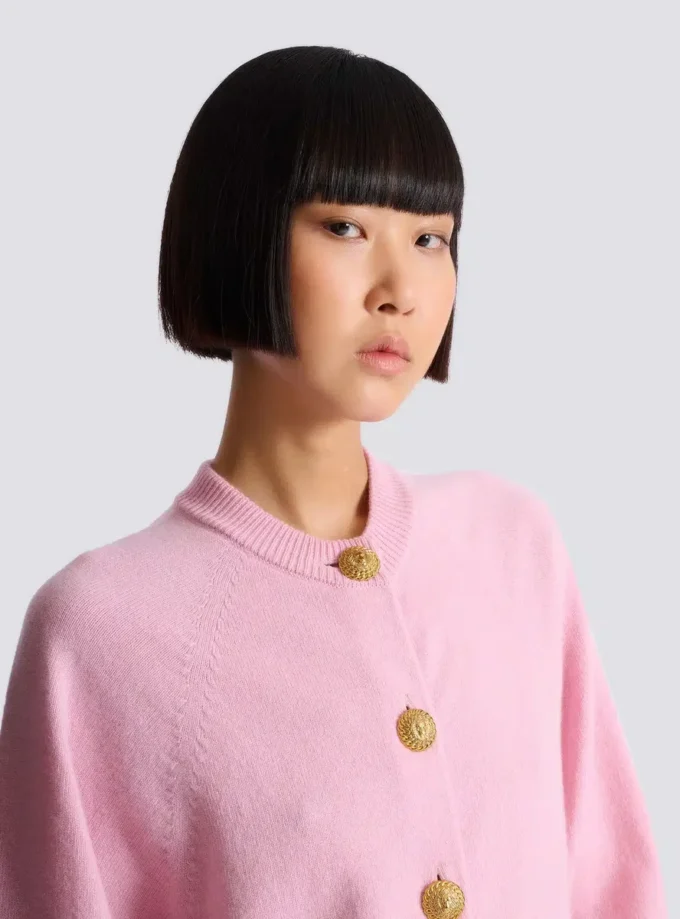 Geknöpfte Strickjacke aus Öko-Kaschmir Geknöpfte Strickjacke aus Öko-Kaschmir