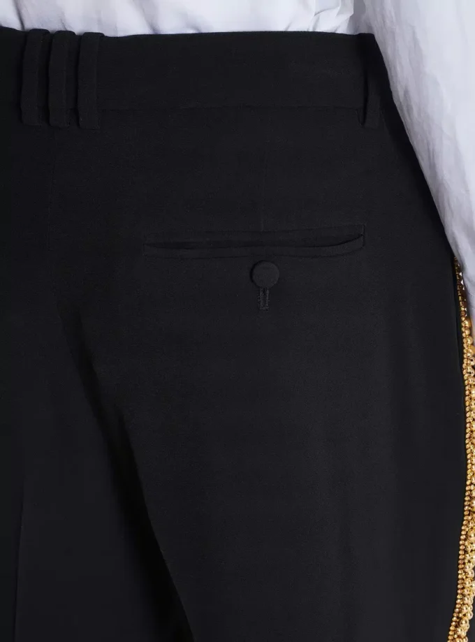 Gerade geschnittene, bestickte Krepphose Gerade geschnittene, bestickte Krepphose