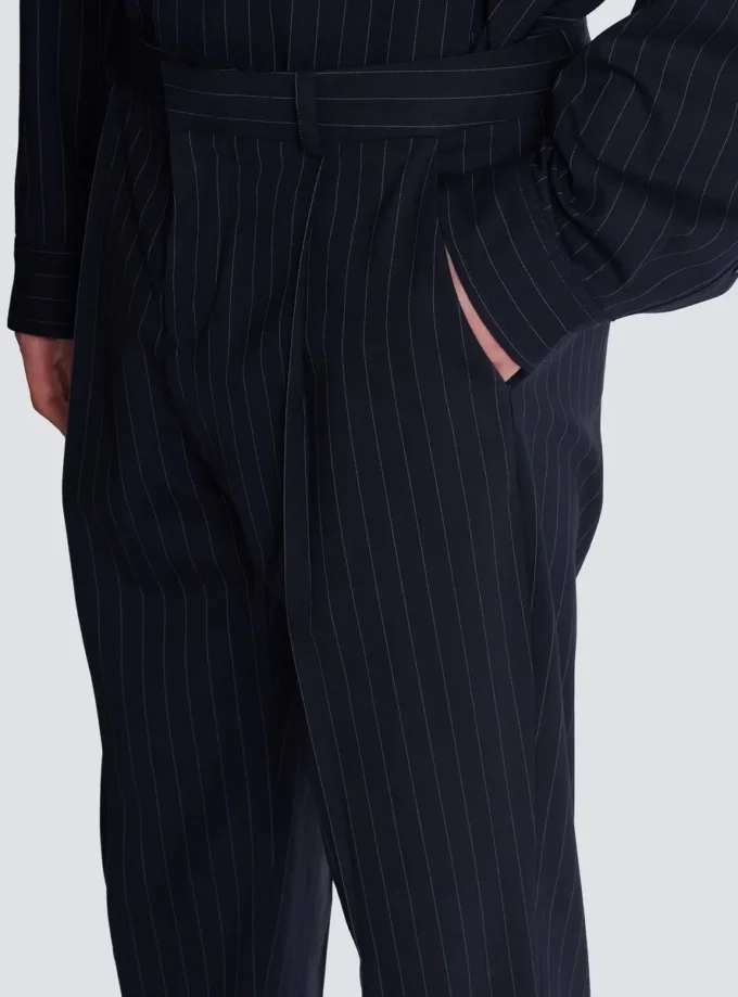 Gerade geschnittene Hose aus Nadelstreifenwolle Gerade geschnittene Hose aus Nadelstreifenwolle