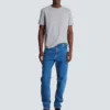 Gerade geschnittene Jeans aus blauem Denim Gerade geschnittene Jeans aus blauem Denim