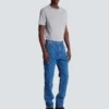 Gerade geschnittene Jeans aus blauem Denim Gerade geschnittene Jeans aus blauem Denim