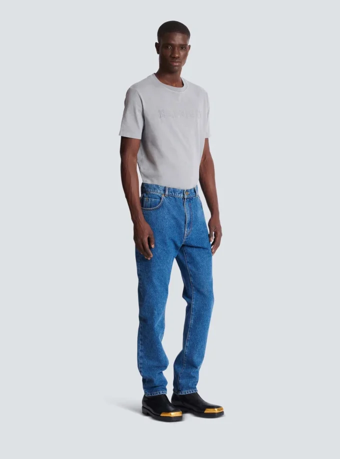 Gerade geschnittene Jeans aus blauem Denim Gerade geschnittene Jeans aus blauem Denim