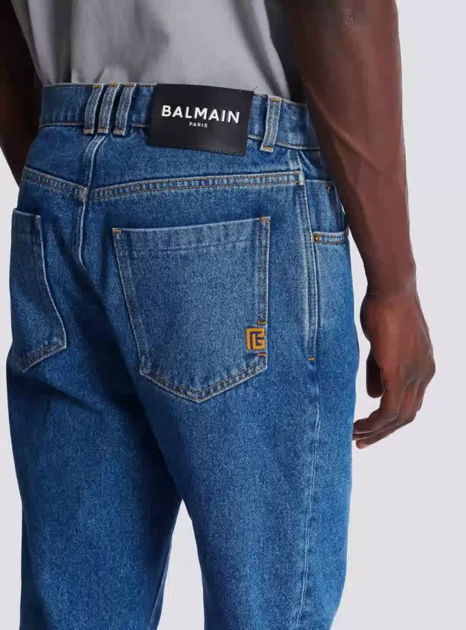 Gerade geschnittene Jeans aus blauem Denim Gerade geschnittene Jeans aus blauem Denim