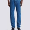 Gerade geschnittene Jeans aus blauem Denim Gerade geschnittene Jeans aus blauem Denim