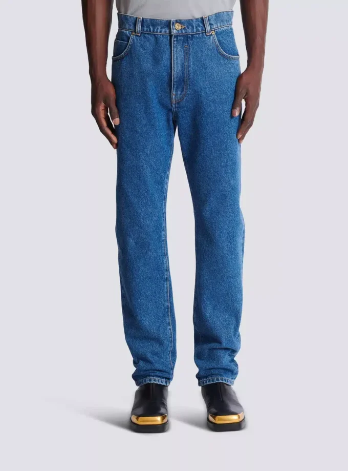 Gerade geschnittene Jeans aus blauem Denim Gerade geschnittene Jeans aus blauem Denim