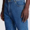 Gerade geschnittene Jeans aus blauem Denim Gerade geschnittene Jeans aus blauem Denim