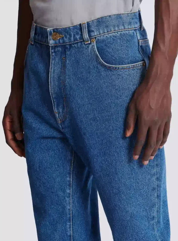 Gerade geschnittene Jeans aus blauem Denim Gerade geschnittene Jeans aus blauem Denim