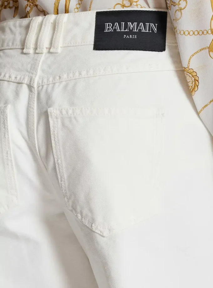 Gerade geschnittene Jeans aus glattem Denim Gerade geschnittene Jeans aus glattem Denim