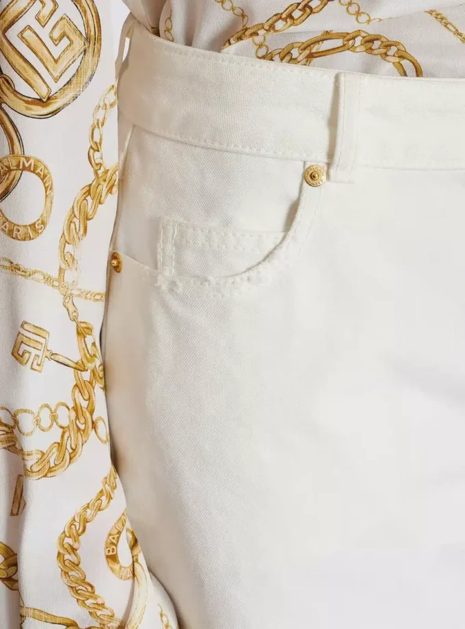Gerade geschnittene Jeans aus glattem Denim Gerade geschnittene Jeans aus glattem Denim