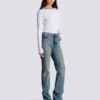 Gerade geschnittene Jeans aus verwaschenem Denim Gerade geschnittene Jeans aus verwaschenem Denim