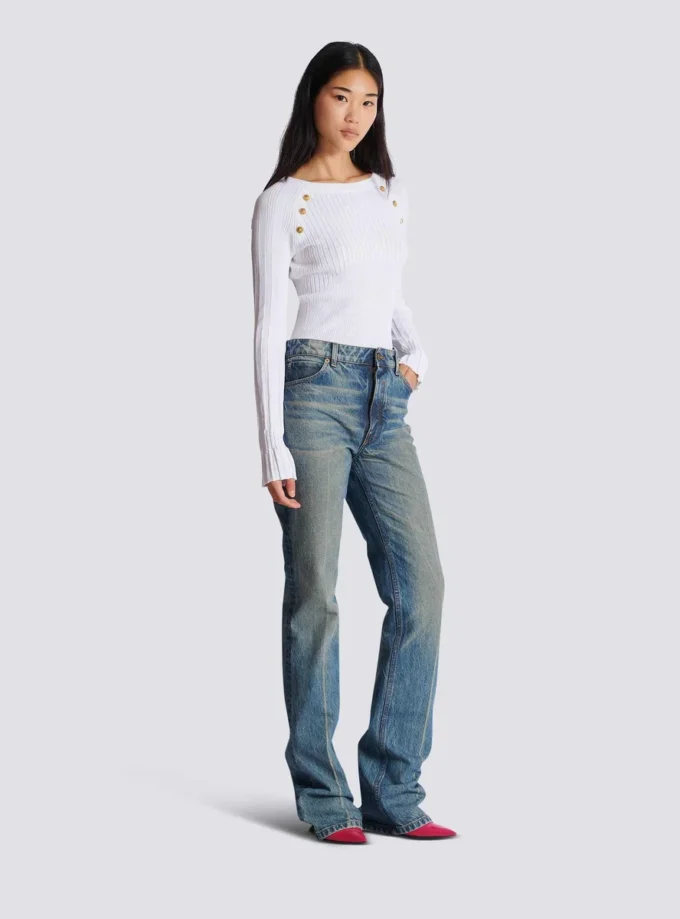 Gerade geschnittene Jeans aus verwaschenem Denim Gerade geschnittene Jeans aus verwaschenem Denim