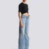 Gerade geschnittene Jeans aus verwaschenem Denim Gerade geschnittene Jeans aus verwaschenem Denim