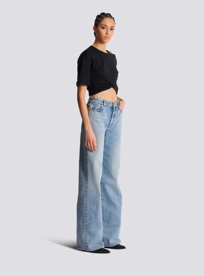 Gerade geschnittene Jeans aus verwaschenem Denim Gerade geschnittene Jeans aus verwaschenem Denim