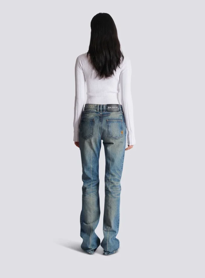 Gerade geschnittene Jeans aus verwaschenem Denim Gerade geschnittene Jeans aus verwaschenem Denim