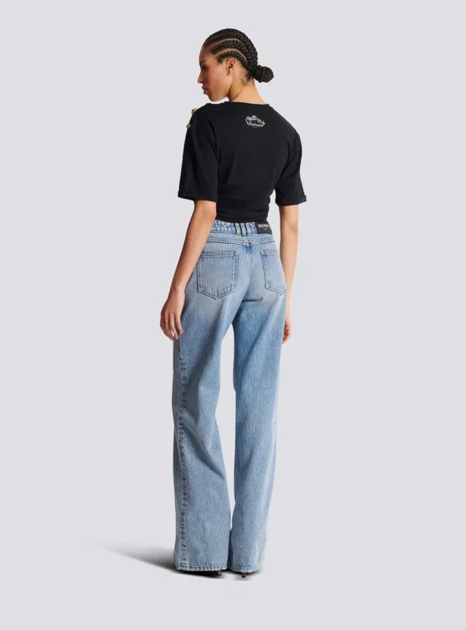 Gerade geschnittene Jeans aus verwaschenem Denim Gerade geschnittene Jeans aus verwaschenem Denim