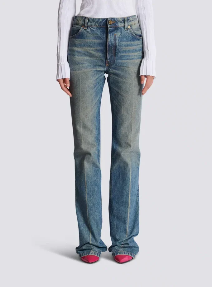Gerade geschnittene Jeans aus verwaschenem Denim Gerade geschnittene Jeans aus verwaschenem Denim