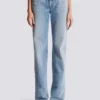 Gerade geschnittene Jeans aus verwaschenem Denim Gerade geschnittene Jeans aus verwaschenem Denim