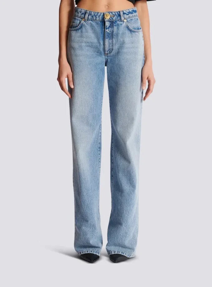Gerade geschnittene Jeans aus verwaschenem Denim Gerade geschnittene Jeans aus verwaschenem Denim
