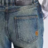 Gerade geschnittene Jeans aus verwaschenem Denim Gerade geschnittene Jeans aus verwaschenem Denim