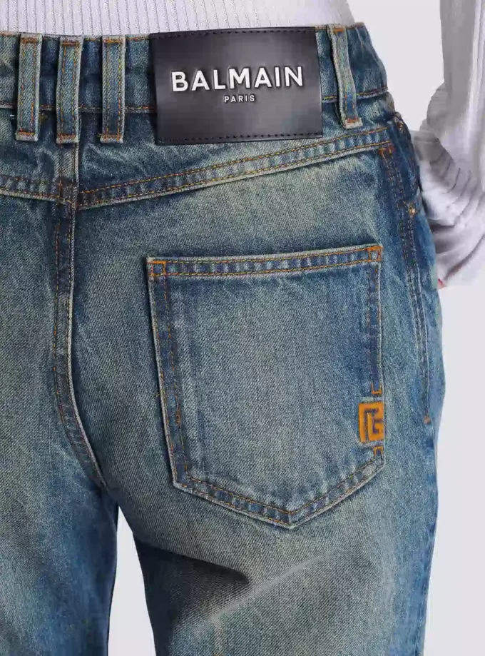 Gerade geschnittene Jeans aus verwaschenem Denim Gerade geschnittene Jeans aus verwaschenem Denim