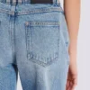 Gerade geschnittene Jeans aus verwaschenem Denim Gerade geschnittene Jeans aus verwaschenem Denim