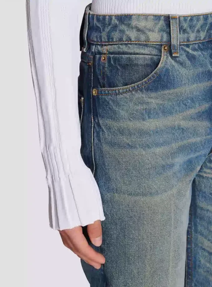 Gerade geschnittene Jeans aus verwaschenem Denim Gerade geschnittene Jeans aus verwaschenem Denim