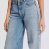 Gerade geschnittene Jeans aus verwaschenem Denim Gerade geschnittene Jeans aus verwaschenem Denim