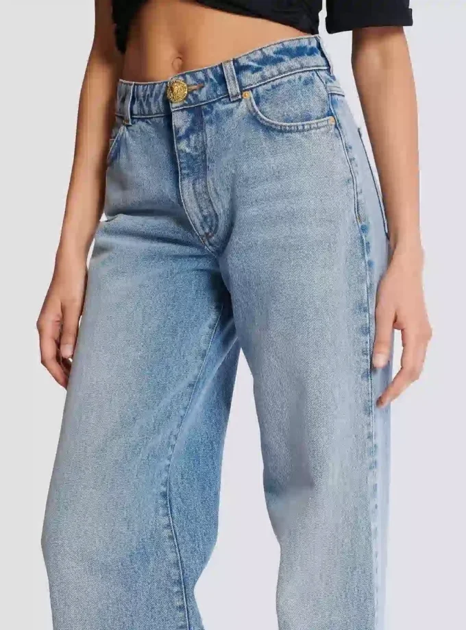 Gerade geschnittene Jeans aus verwaschenem Denim Gerade geschnittene Jeans aus verwaschenem Denim