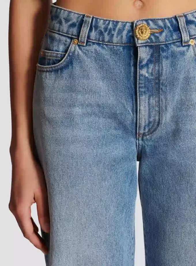 Gerade geschnittene Jeans aus verwaschenem Denim Gerade geschnittene Jeans aus verwaschenem Denim