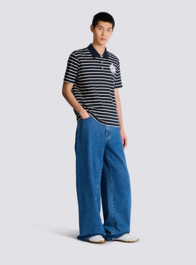 Gestreiftes Polohemd mit College-Emblem Gestreiftes Polohemd mit College-Emblem