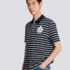 Gestreiftes Polohemd mit College-Emblem Gestreiftes Polohemd mit College-Emblem