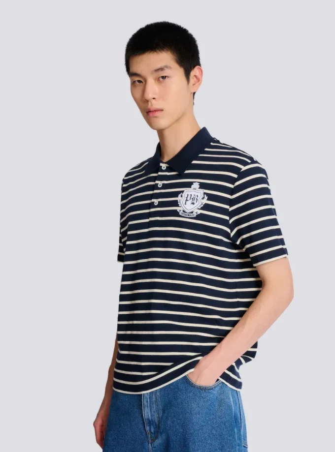 Gestreiftes Polohemd mit College-Emblem Gestreiftes Polohemd mit College-Emblem