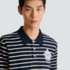 Gestreiftes Polohemd mit College-Emblem Gestreiftes Polohemd mit College-Emblem