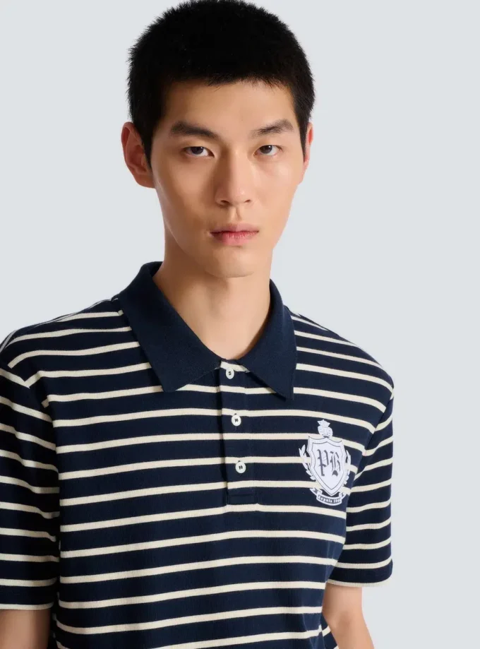 Gestreiftes Polohemd mit College-Emblem Gestreiftes Polohemd mit College-Emblem
