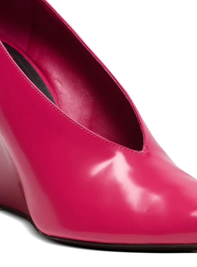 Glänzende Pumps aus Lammleder mit Keilabsatz